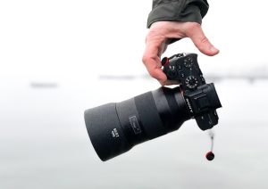 fotocamera digitale che cade dalla mano perdita di attenzione